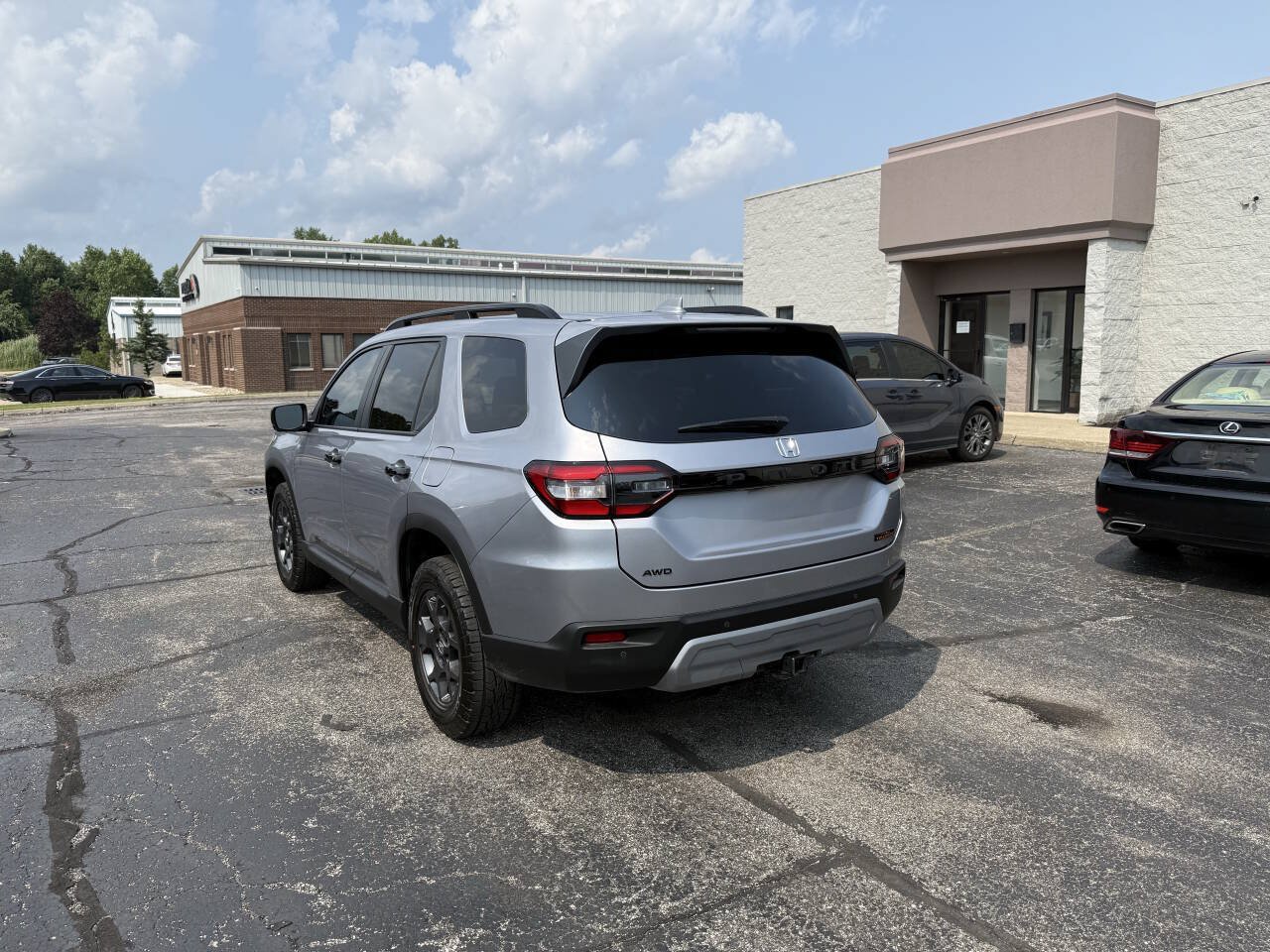 Used 2025 Honda Pilot TrailSport image 8