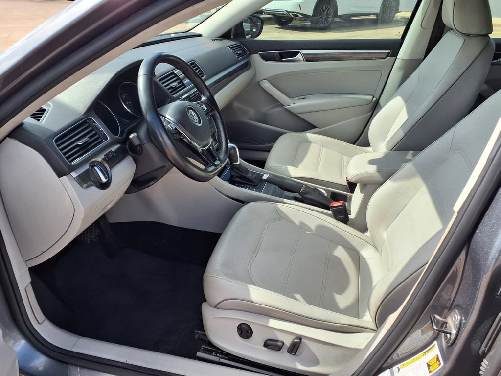 Used 2018 Volkswagen Passat 2.0T SE FWD image 11