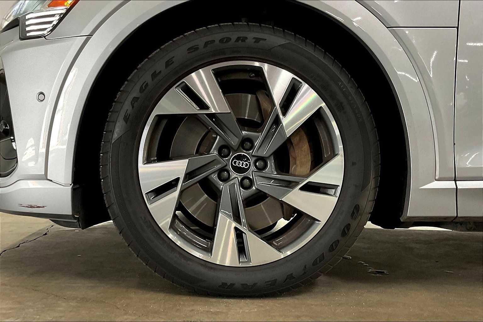 Certified 2022 Audi e-tron Premium Plus w/ Premium Plus Package image 11