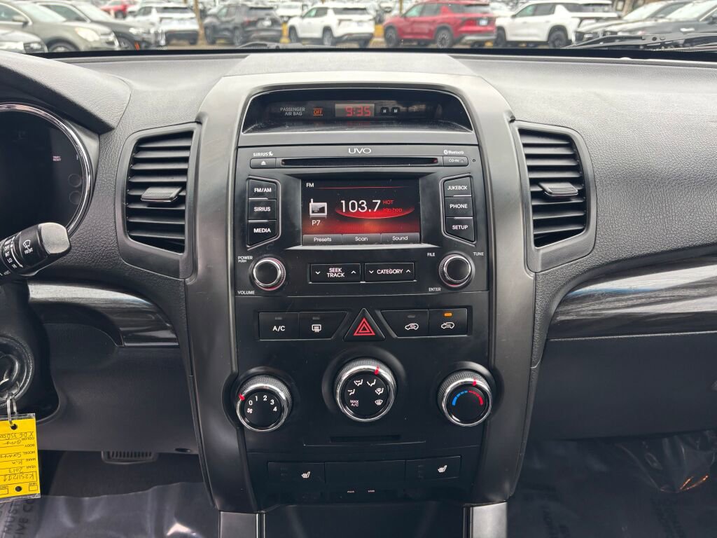 Used 2013 Kia Sorento LX w/ Convenience Pkg image 16