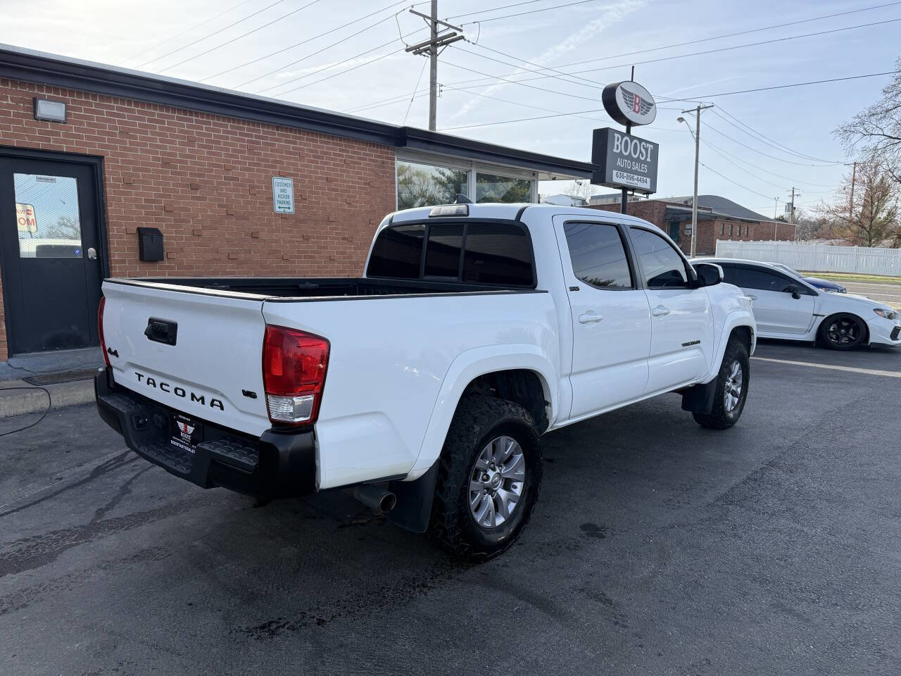 Used 2017 Toyota Tacoma SR5 w/ Exterior Package image 6