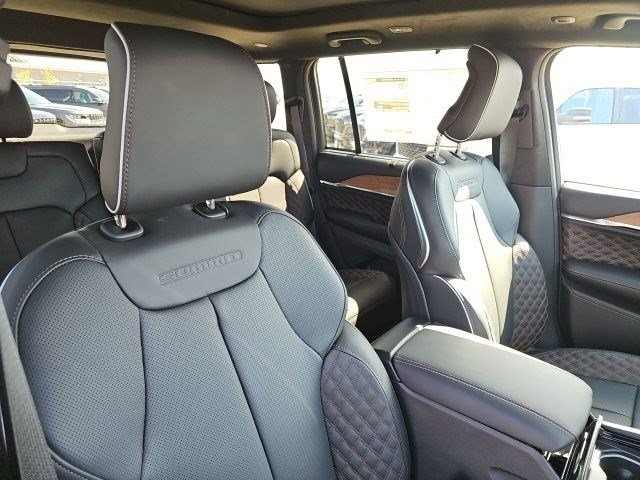 Used 2026 Jeep Grand Cherokee Summit w/ Obsidian Package AWD/4WD image 11