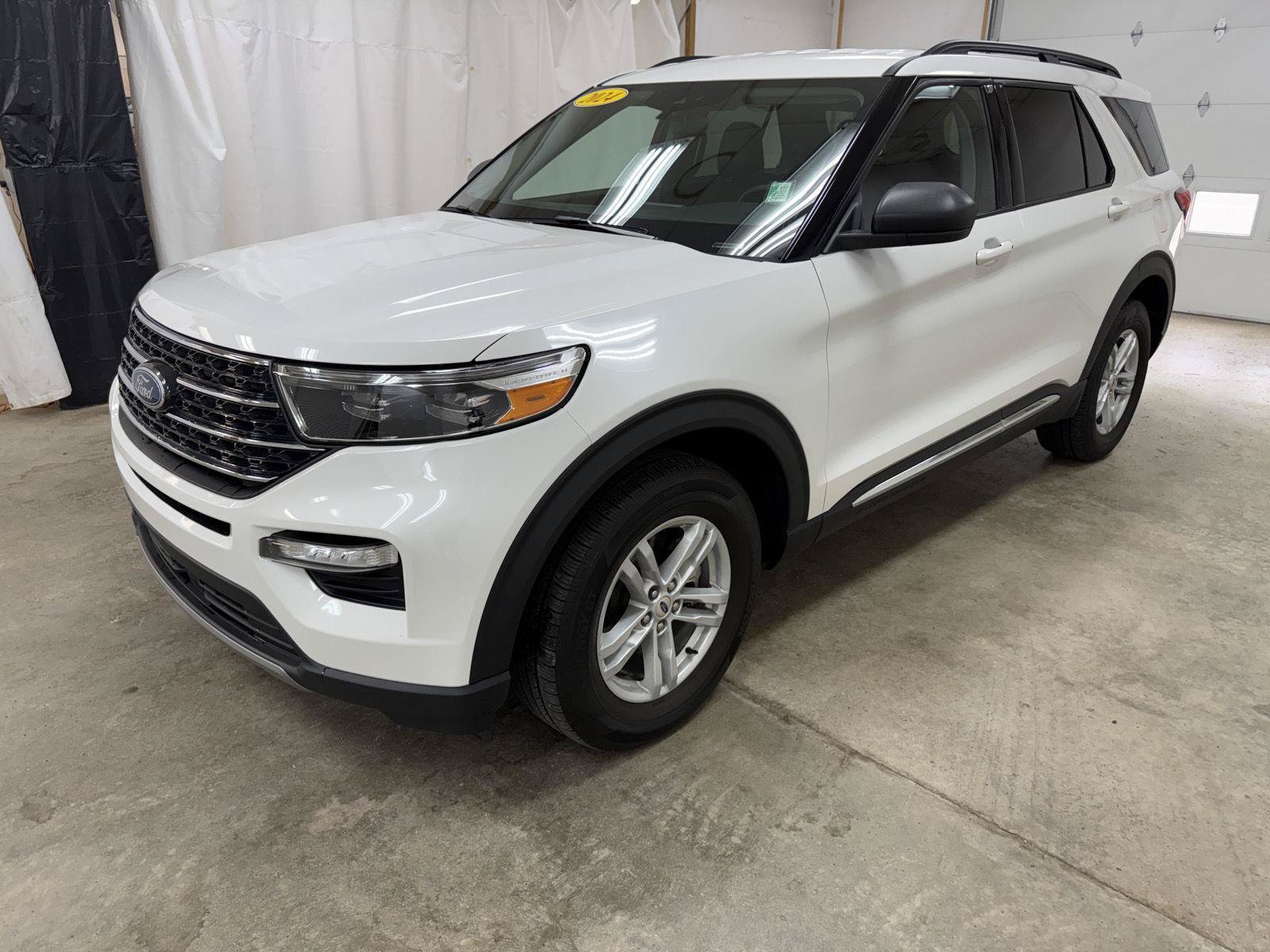 Used 2024 Ford Explorer XLT w/ Equipment Group 202A AWD/4WD image 4