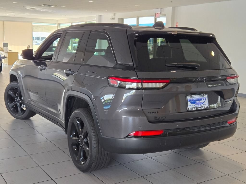 Used 2023 Jeep Grand Cherokee Altitude AWD/4WD image 15