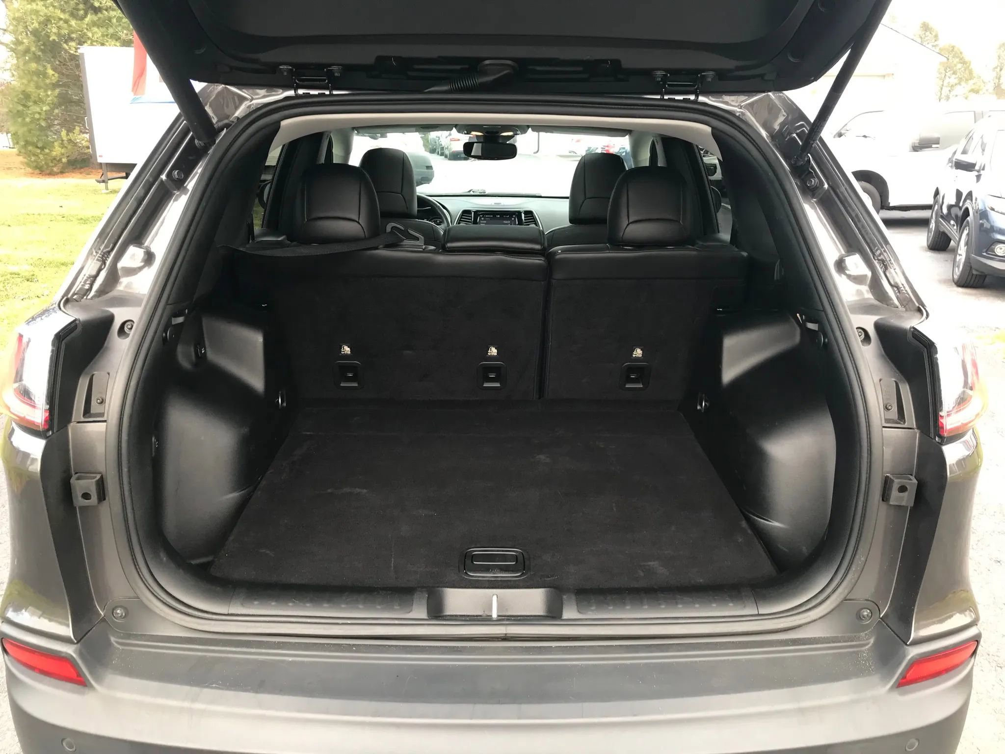 Used 2019 Jeep Cherokee Limited w/ Technology Group image 41