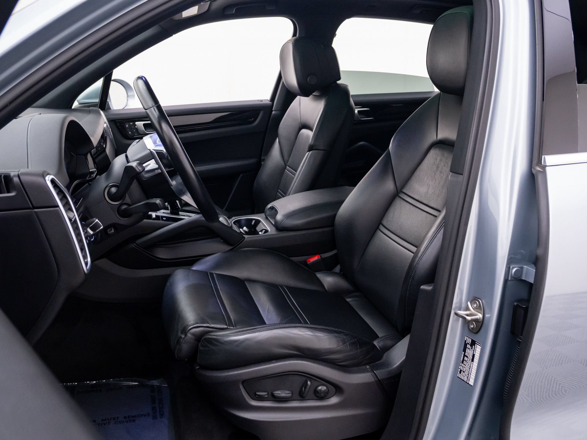 Certified 2023 Porsche Cayenne AWD/4WD image 5