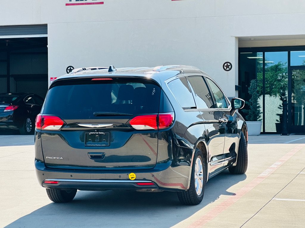 Used 2019 Chrysler Pacifica Touring-L FWD image 11