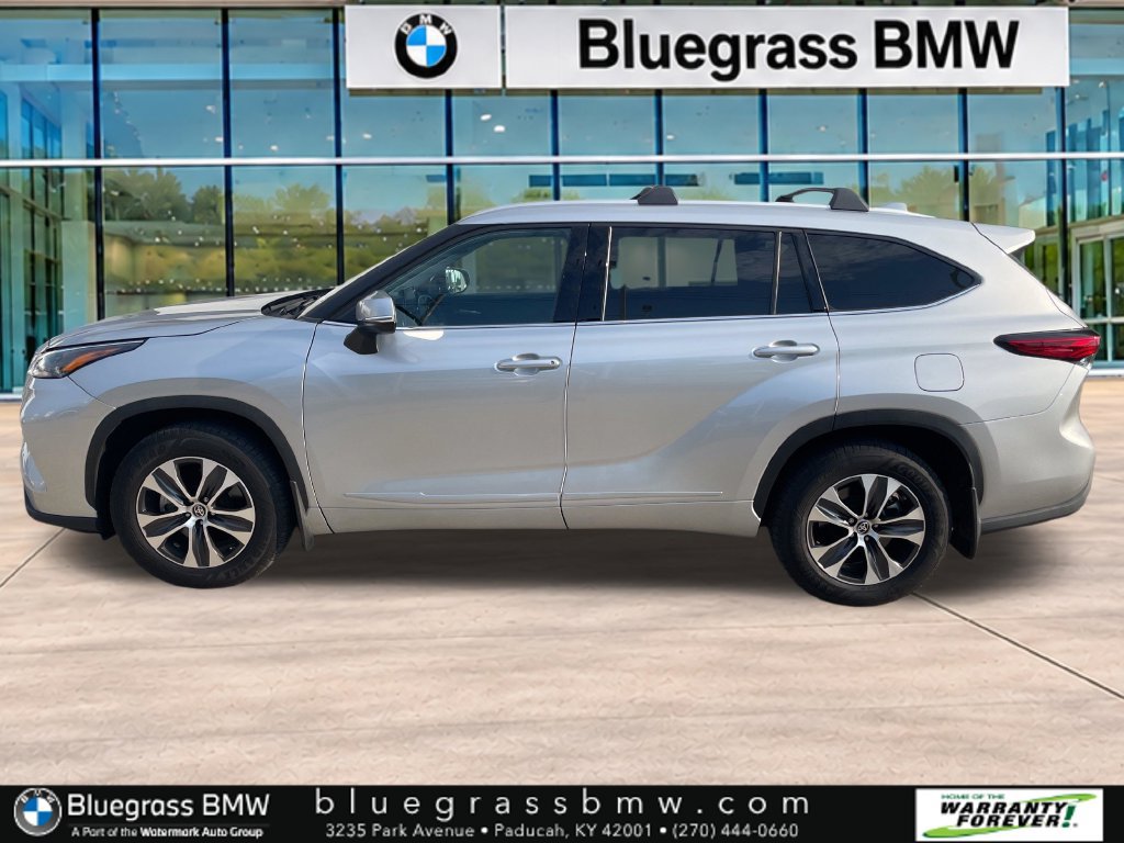 Used 2022 Toyota Highlander XLE AWD/4WD image 2