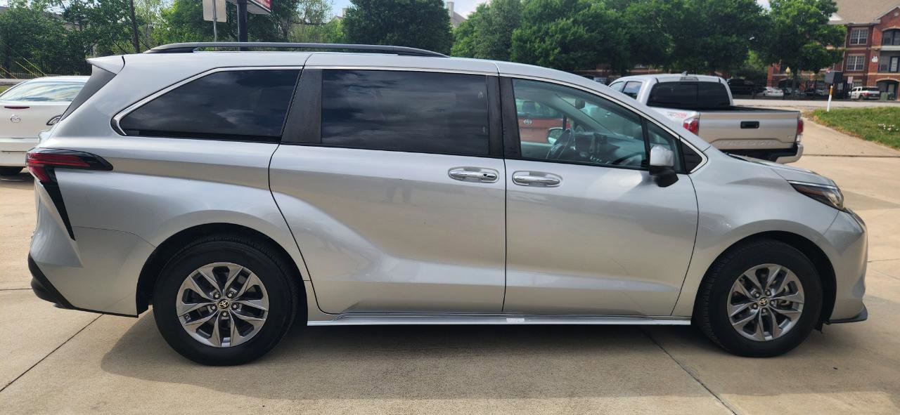 Used 2022 Toyota Sienna XLE image 6