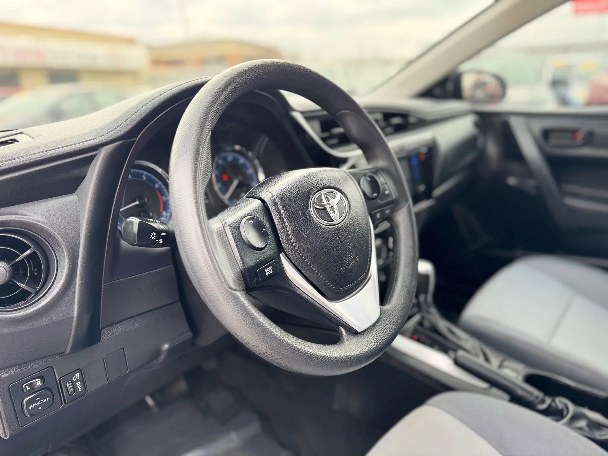 Used 2017 Toyota Corolla L FWD image 12