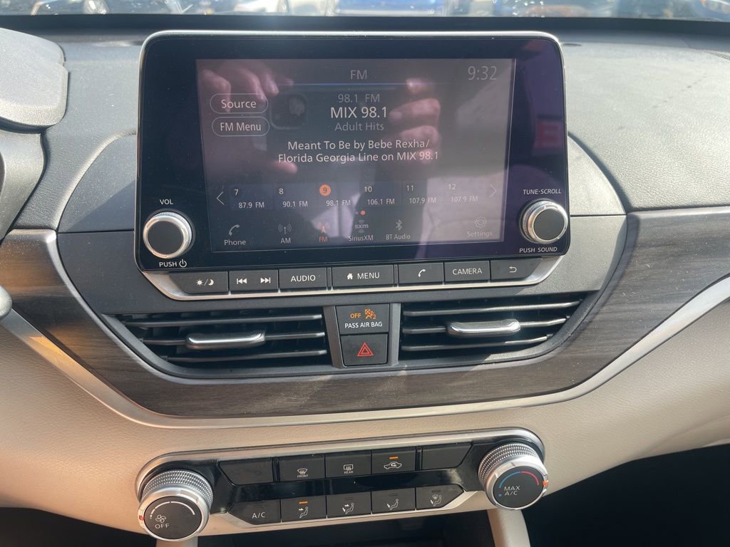 Used 2025 Nissan Altima 2.5 SV FWD image 12