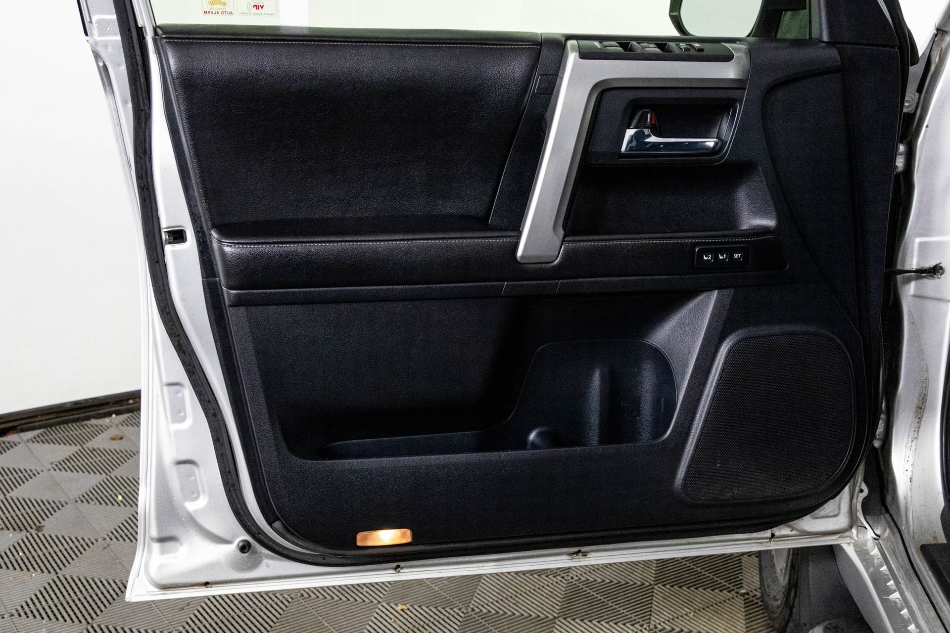 Used 2014 Toyota 4Runner Limited image 33