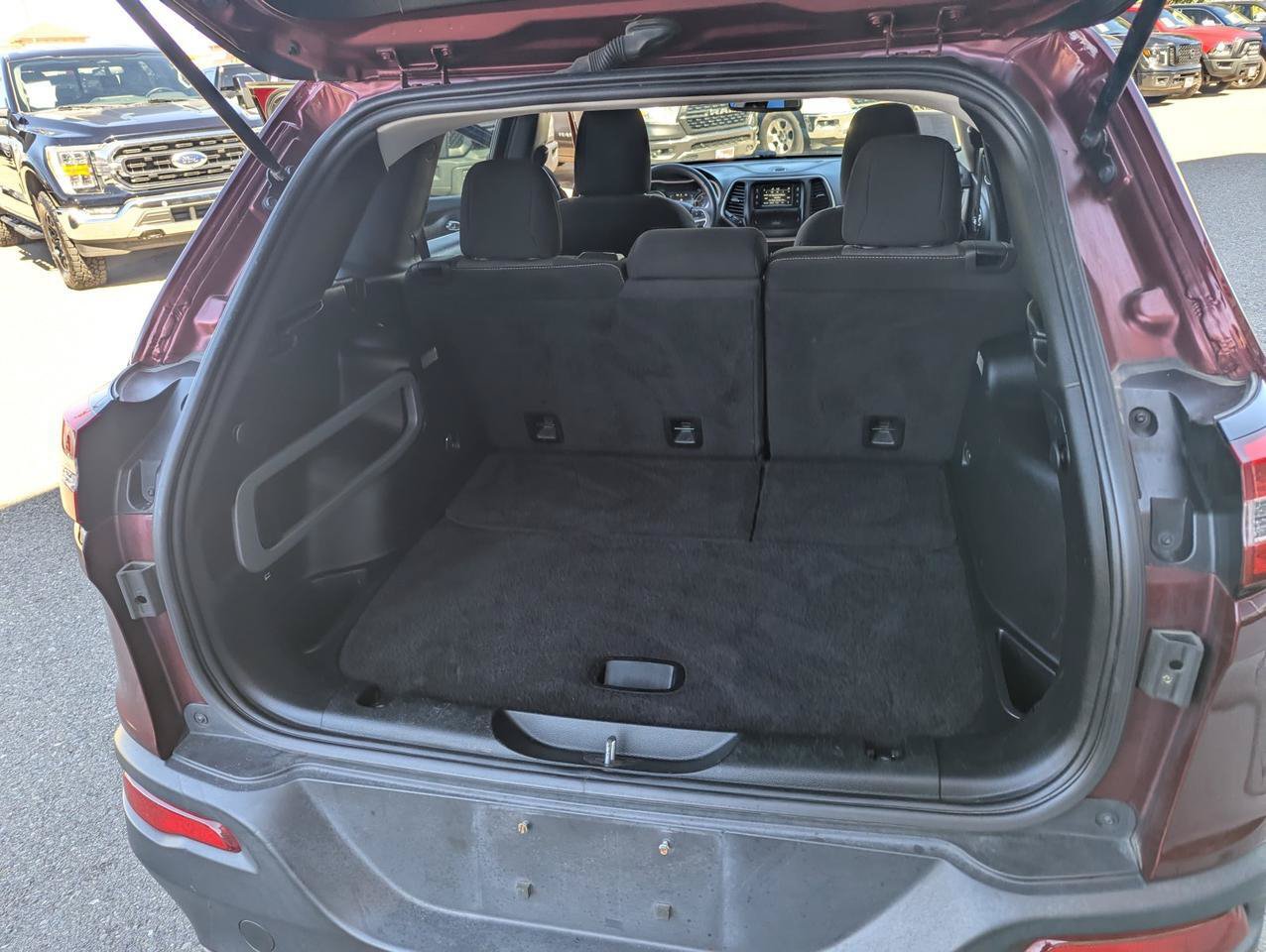 Used 2018 Jeep Cherokee Latitude w/ Cold Weather Group AWD/4WD image 25