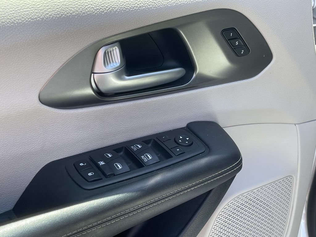 Used 2024 Chrysler Pacifica Touring-L FWD image 15