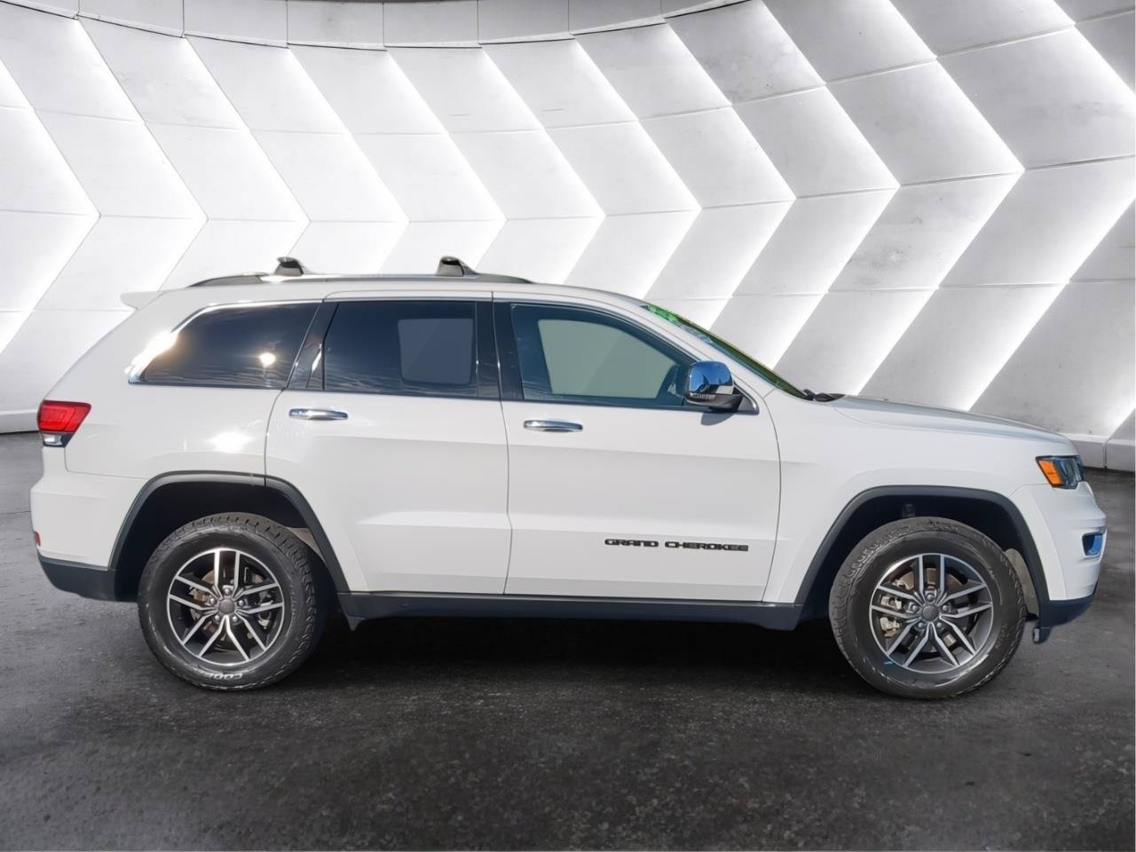 Used 2021 Jeep Grand Cherokee Limited AWD/4WD image 2