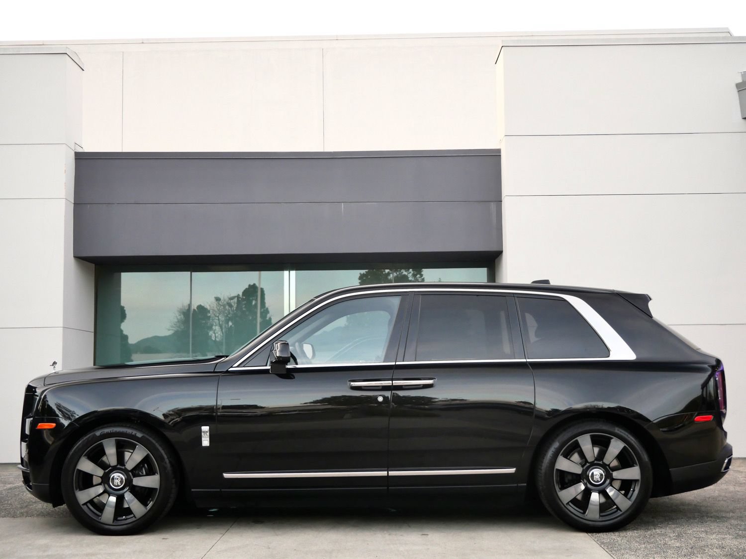 Used 2023 Rolls-Royce Cullinan AWD/4WD image 3