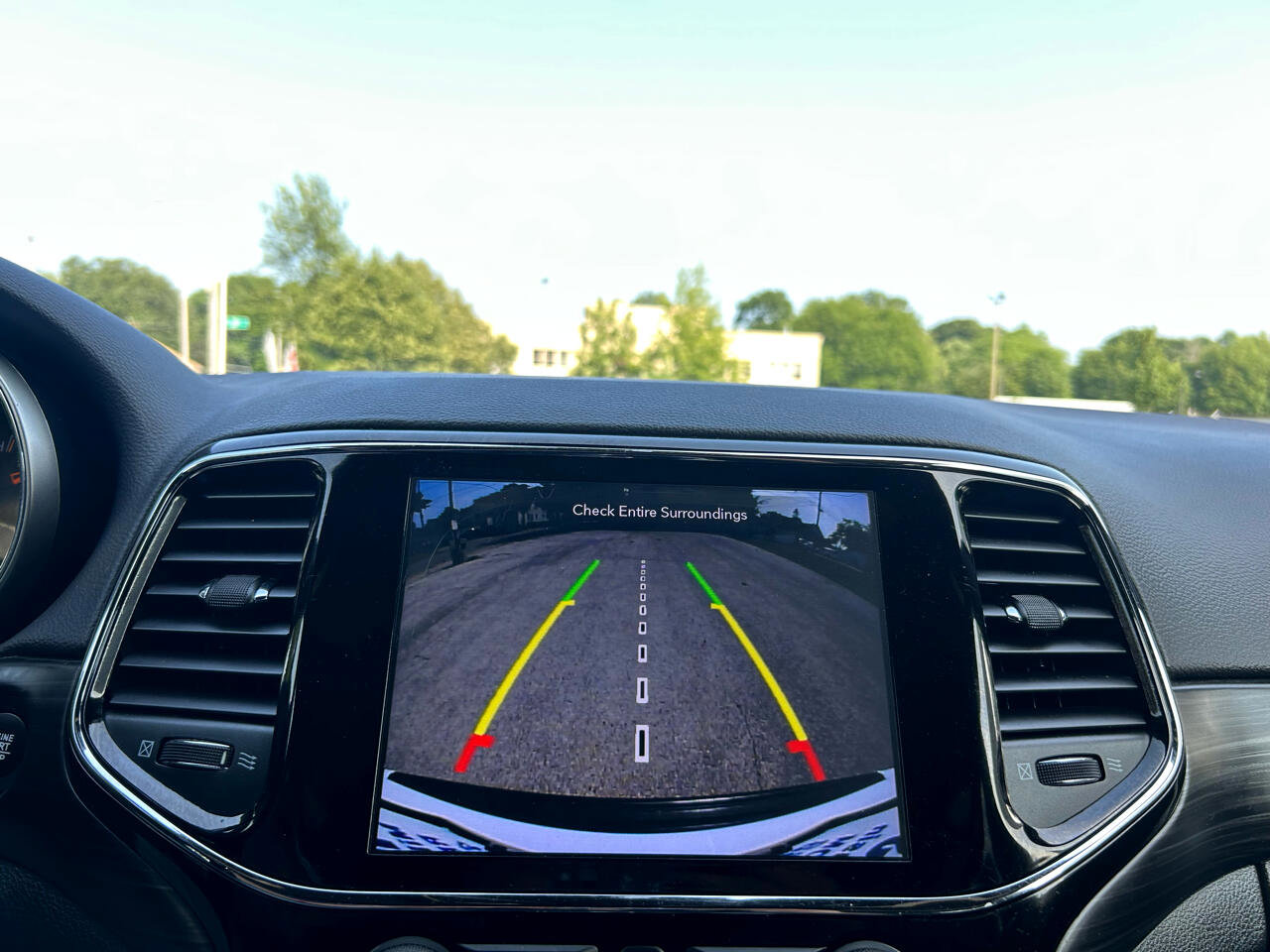 Used 2020 Jeep Grand Cherokee Altitude image 11