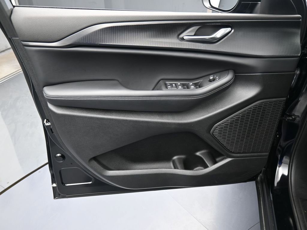 Used 2025 Jeep Grand Cherokee Laredo image 12