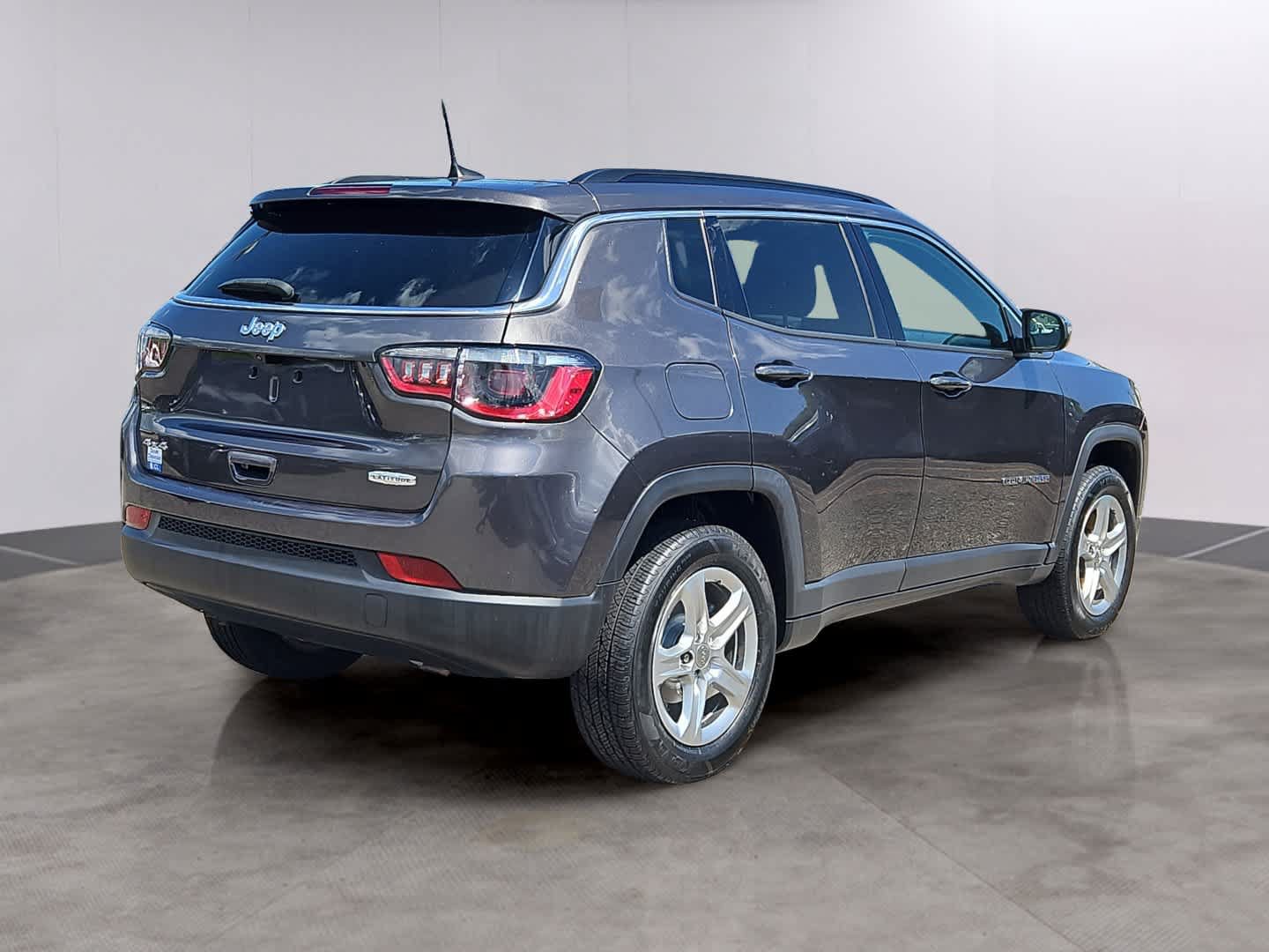 Used 2023 Jeep Compass Latitude w/ Convenience Group AWD/4WD image 4