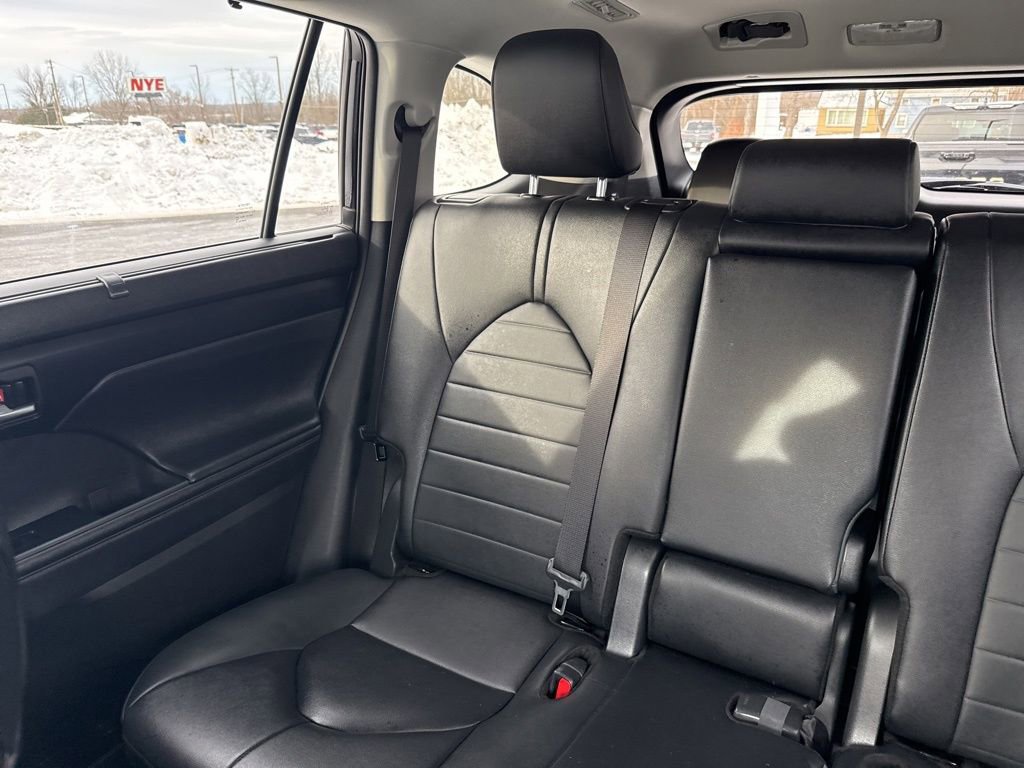 Used 2024 Toyota Highlander XLE image 13