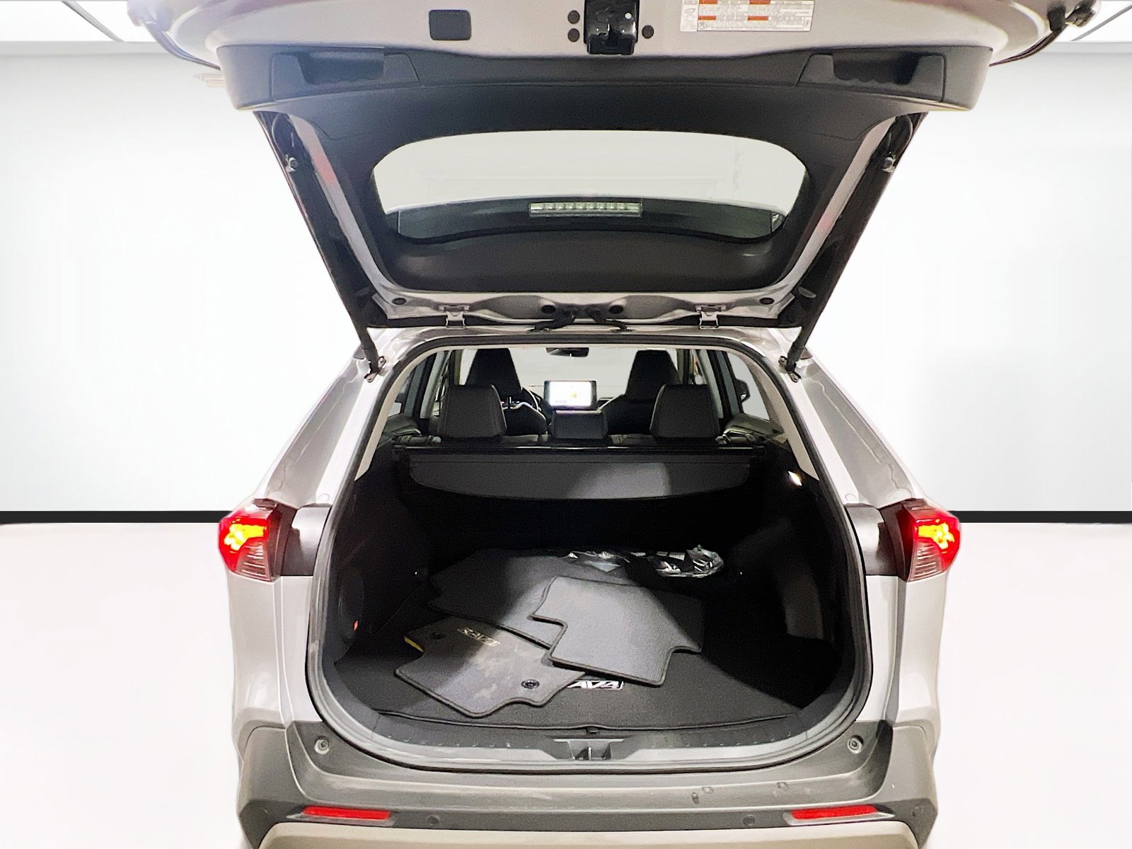 Used 2025 Toyota RAV4 Limited w/ Weather Package image 20