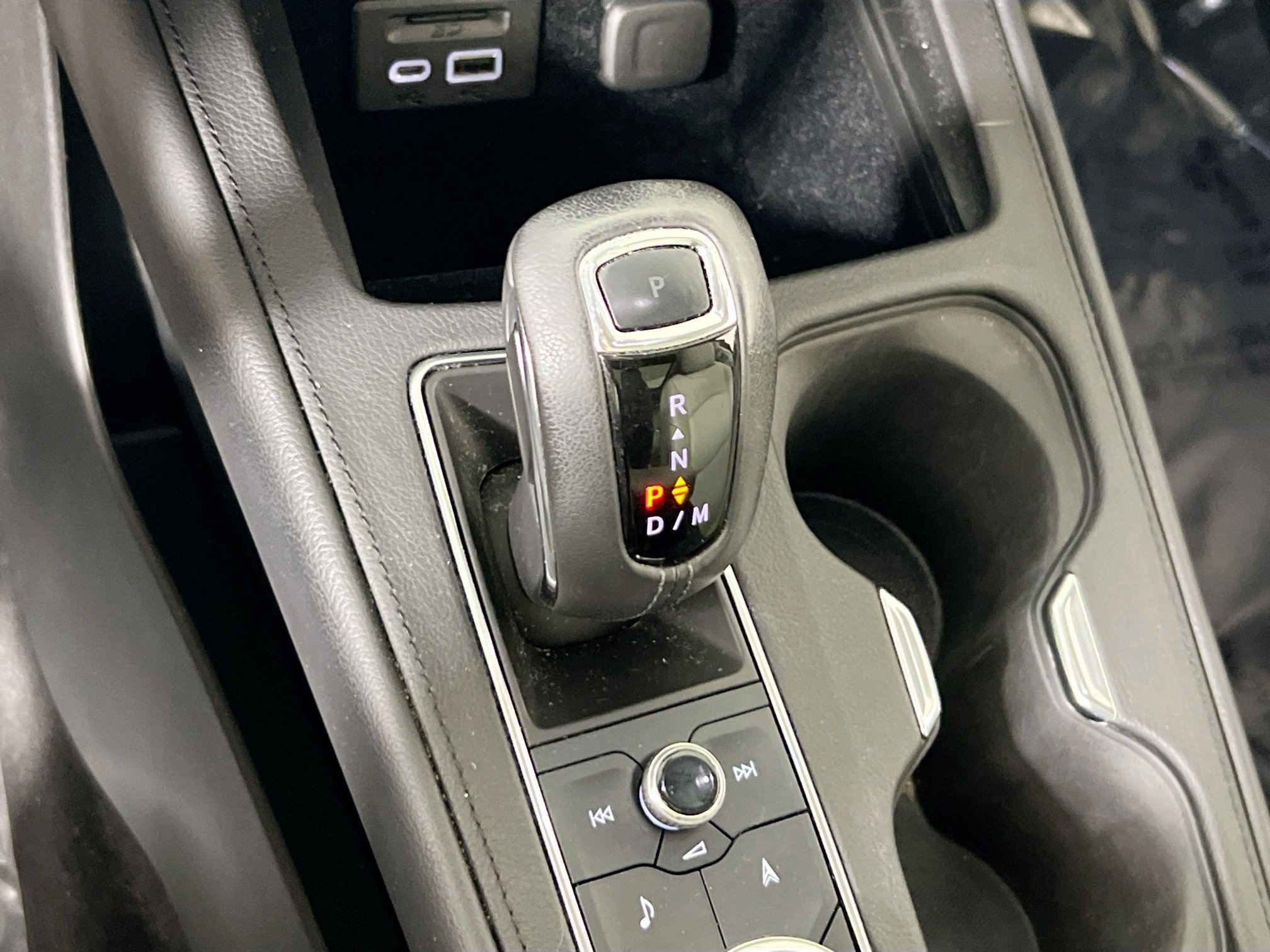 Used 2019 Cadillac XT4 Luxury w/ Cold Weather Package AWD/4WD image 17