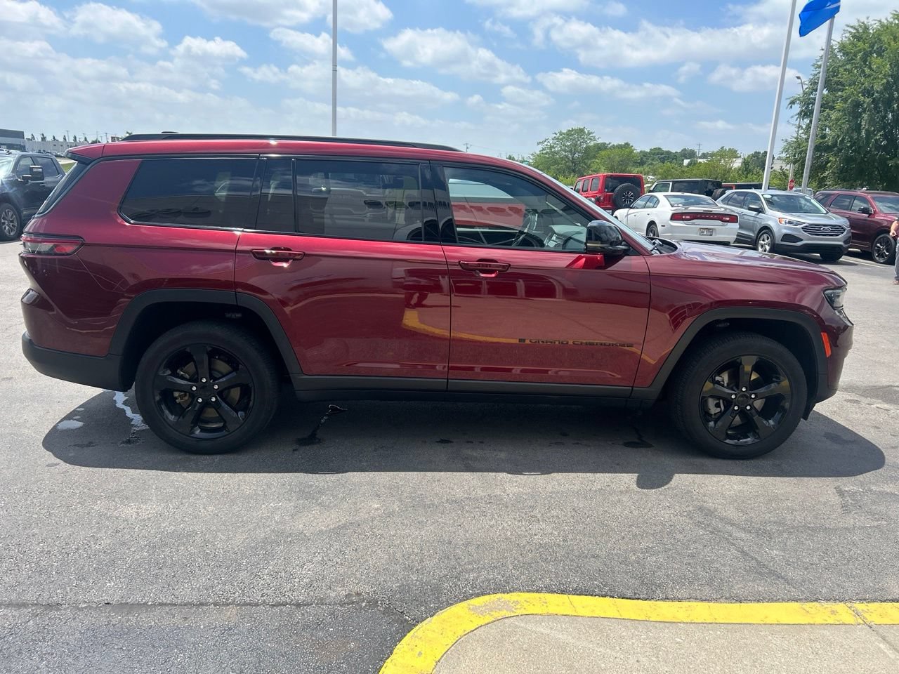 Used 2023 Jeep Grand Cherokee L Laredo AWD/4WD image 2