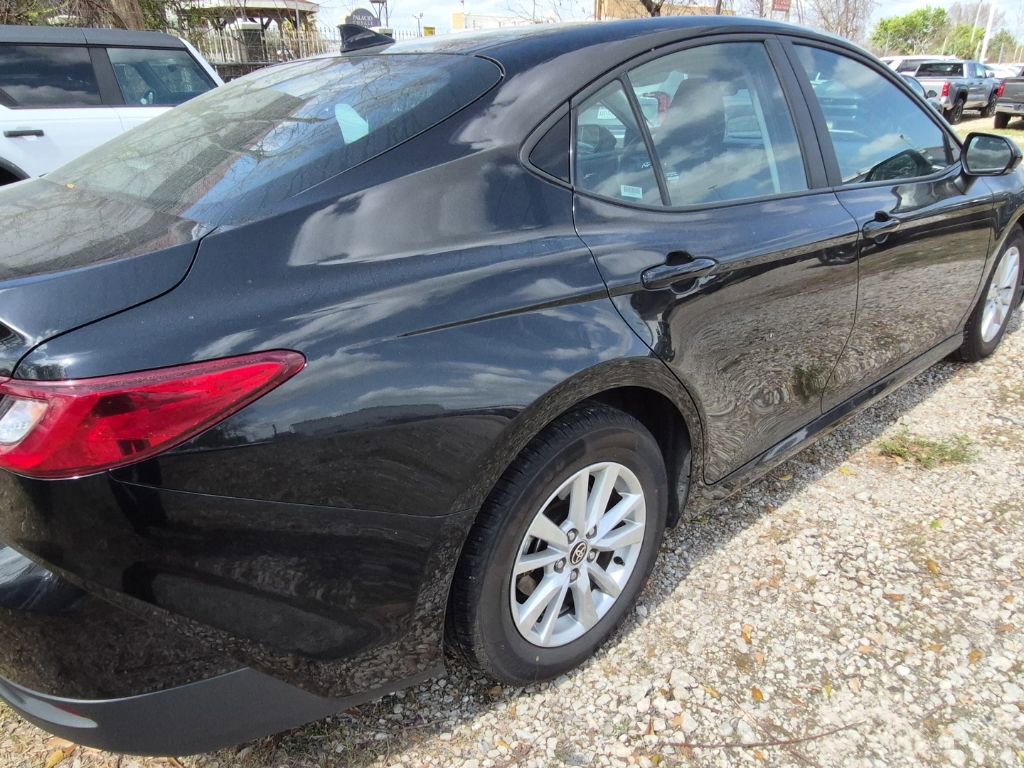 Used 2025 Toyota Camry LE image 3