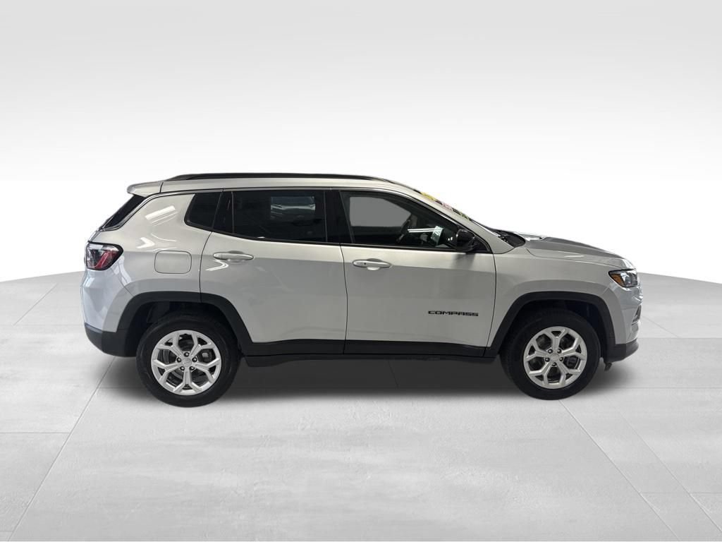 Used 2024 Jeep Compass Latitude AWD/4WD image 7