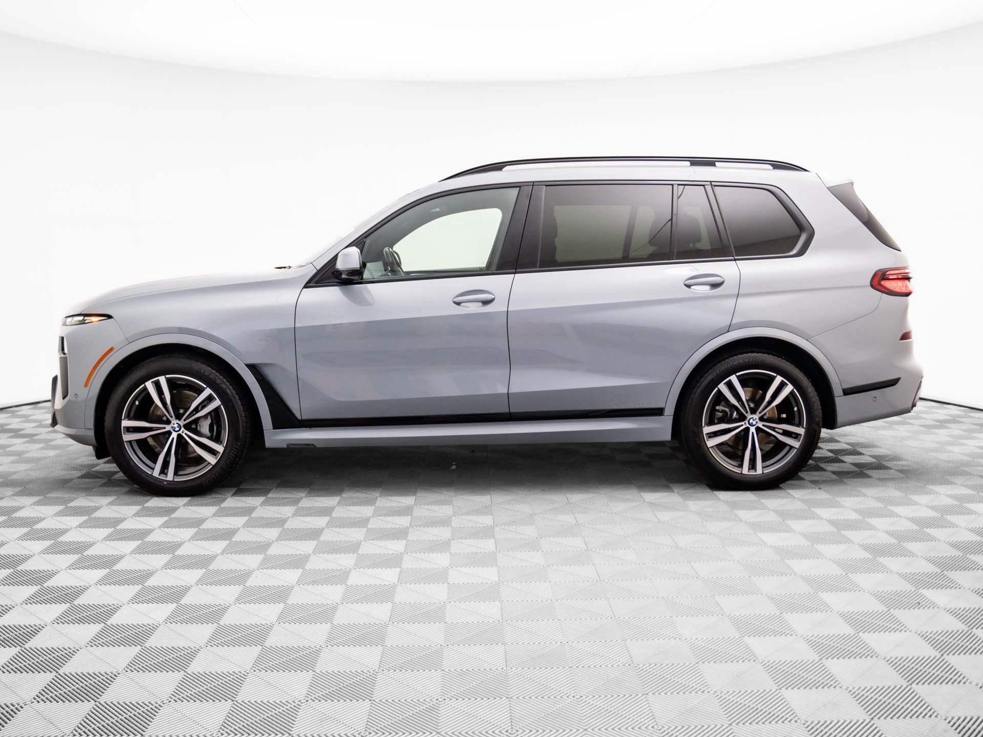 Used 2023 BMW X7 xDrive40i w/ M Sport Package image 2