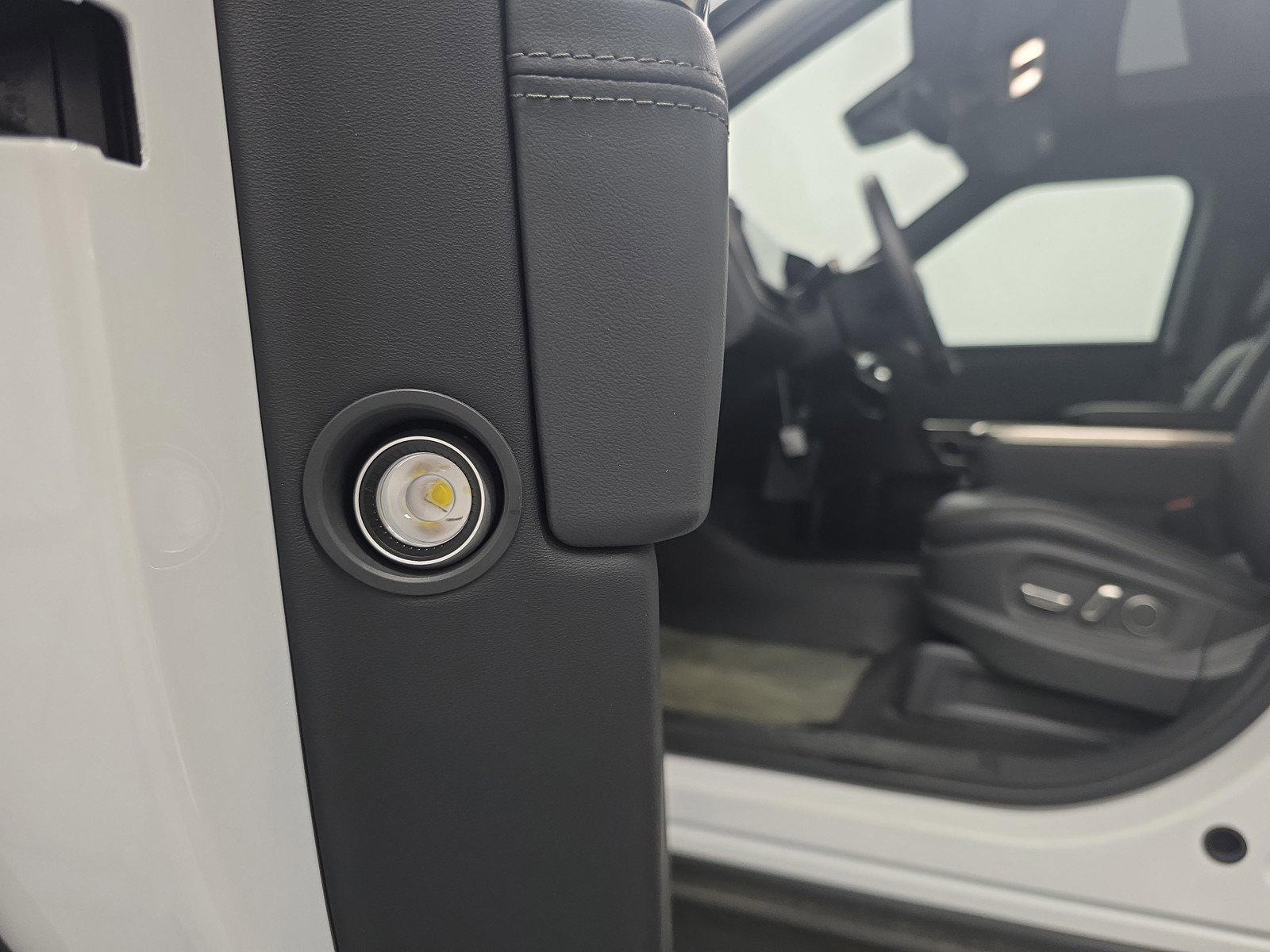 Used 2024 Rivian R1S Adventure AWD/4WD image 32