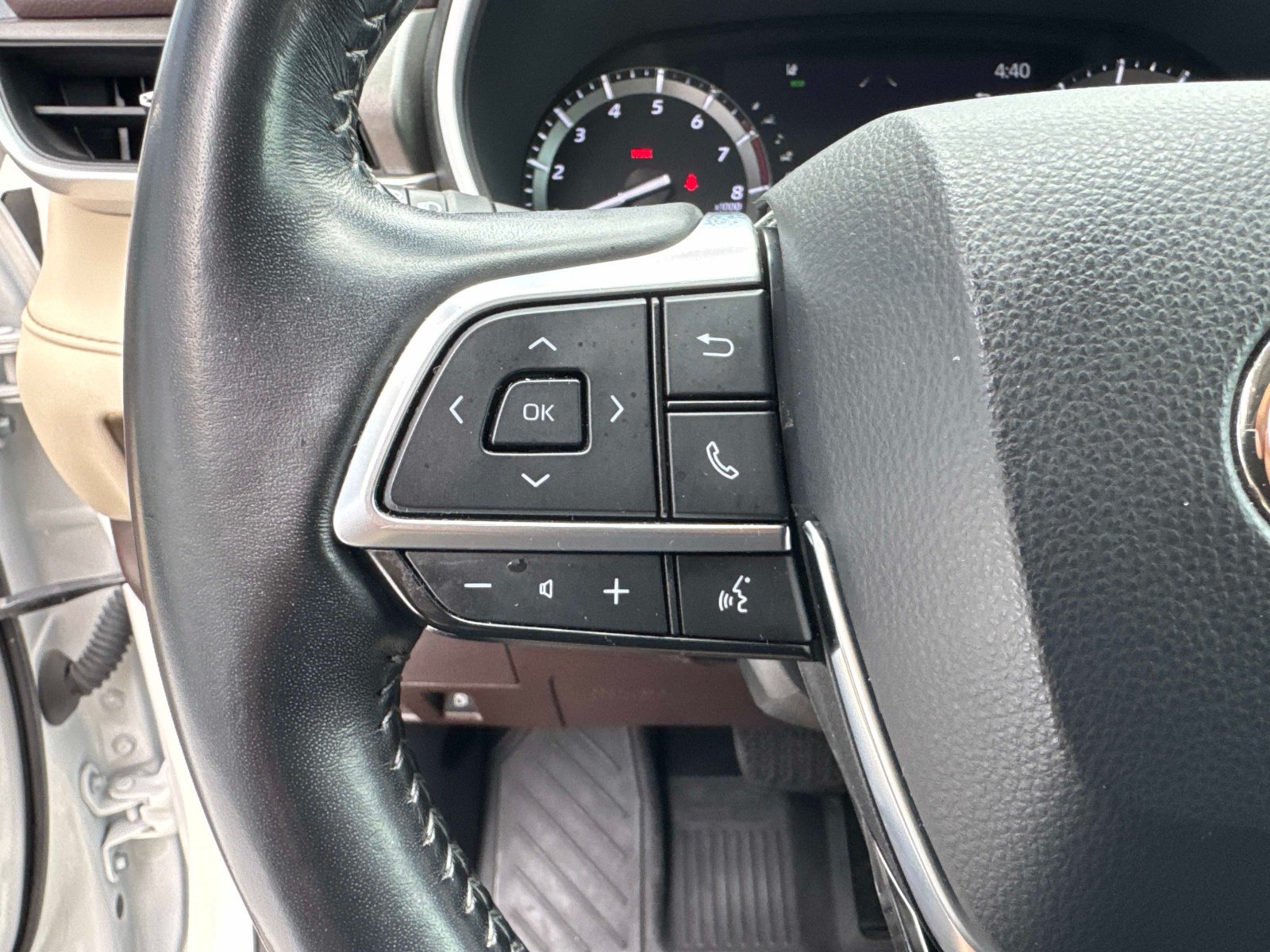 Used 2021 Toyota Highlander XLE AWD/4WD image 32