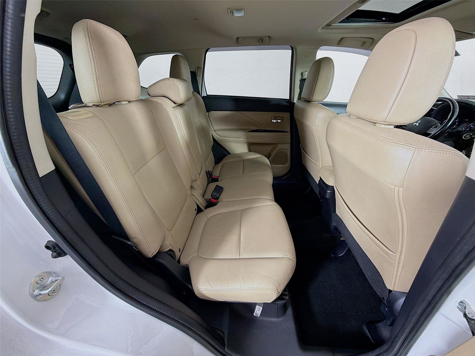 Used 2016 Mitsubishi Outlander SEL AWD/4WD image 27