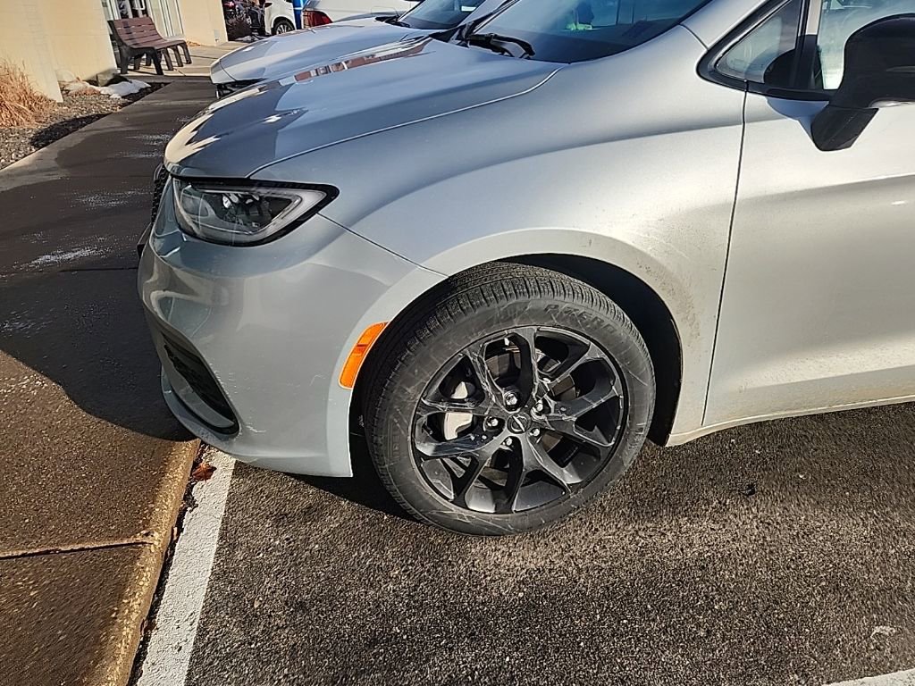 Used 2023 Chrysler Pacifica Limited w/ S Appearance Package image 11