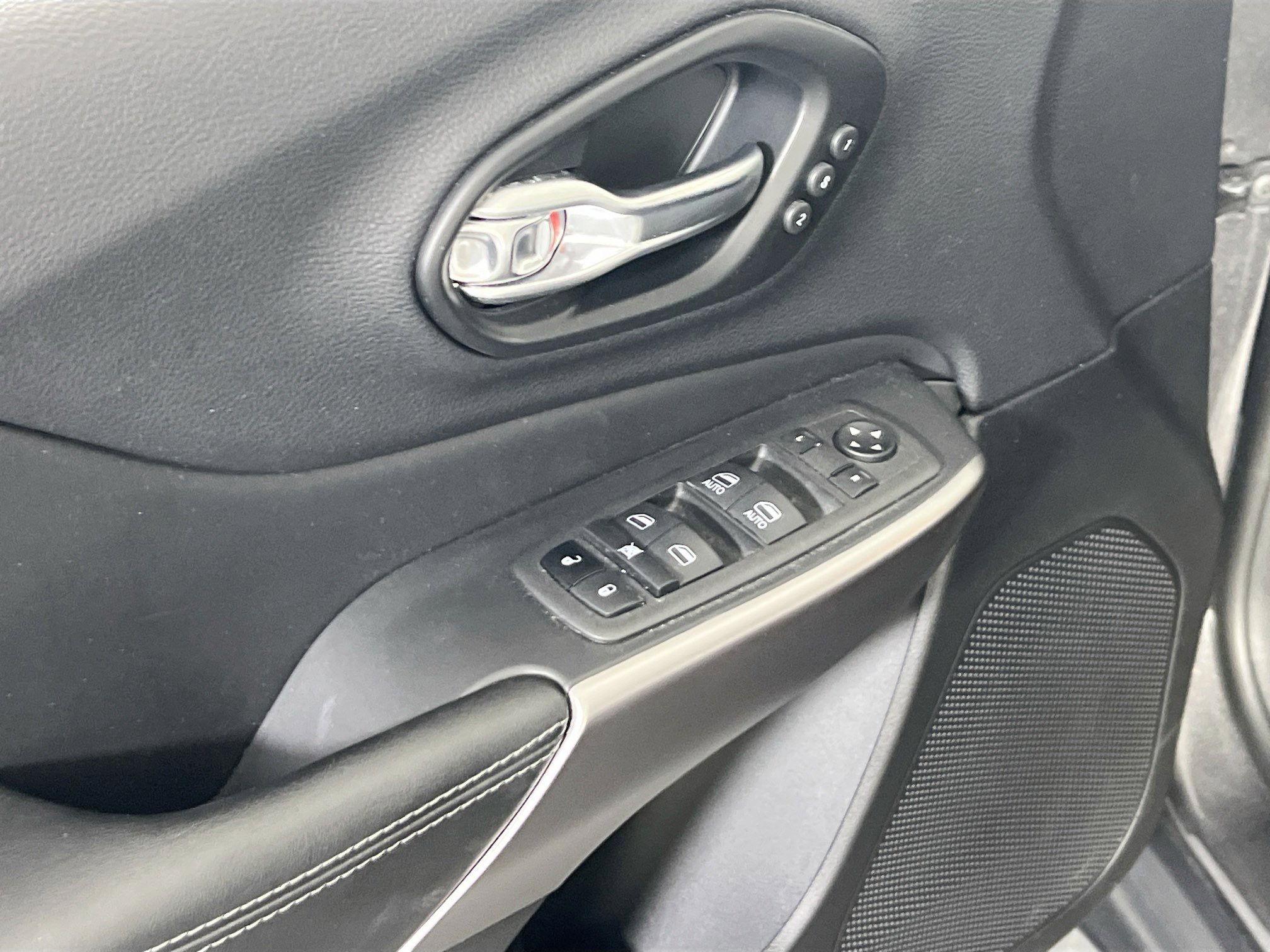 Used 2022 Jeep Cherokee Limited image 17