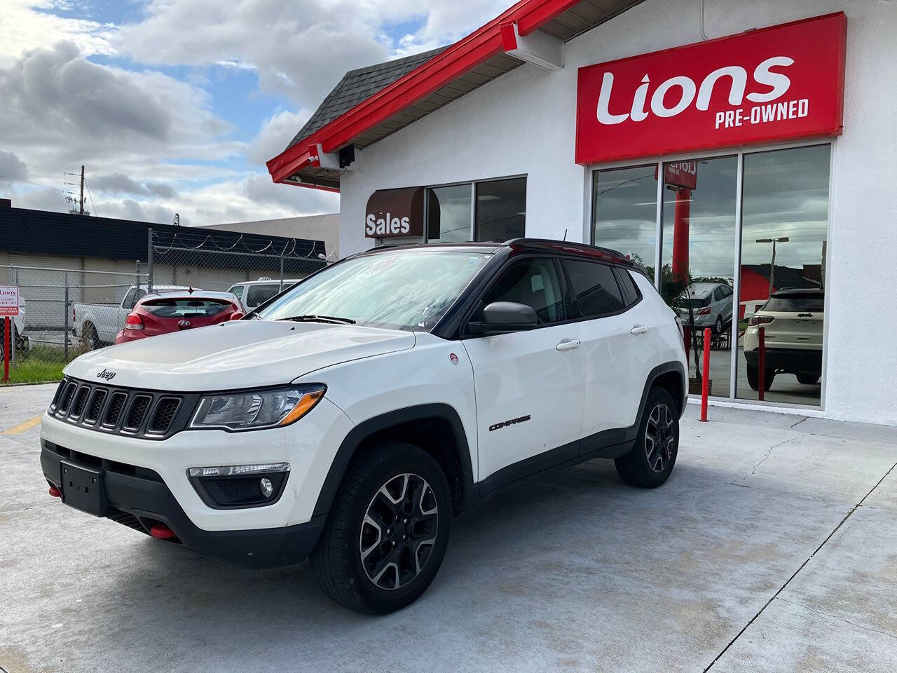 Used 2019 Jeep Compass Trailhawk AWD/4WD image 2