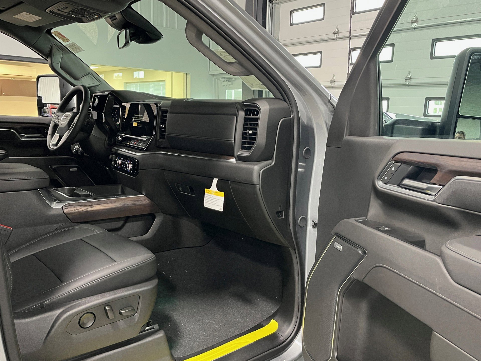 New 2025 GMC Sierra 3500 SLT w/ SLT Premium Package image 9