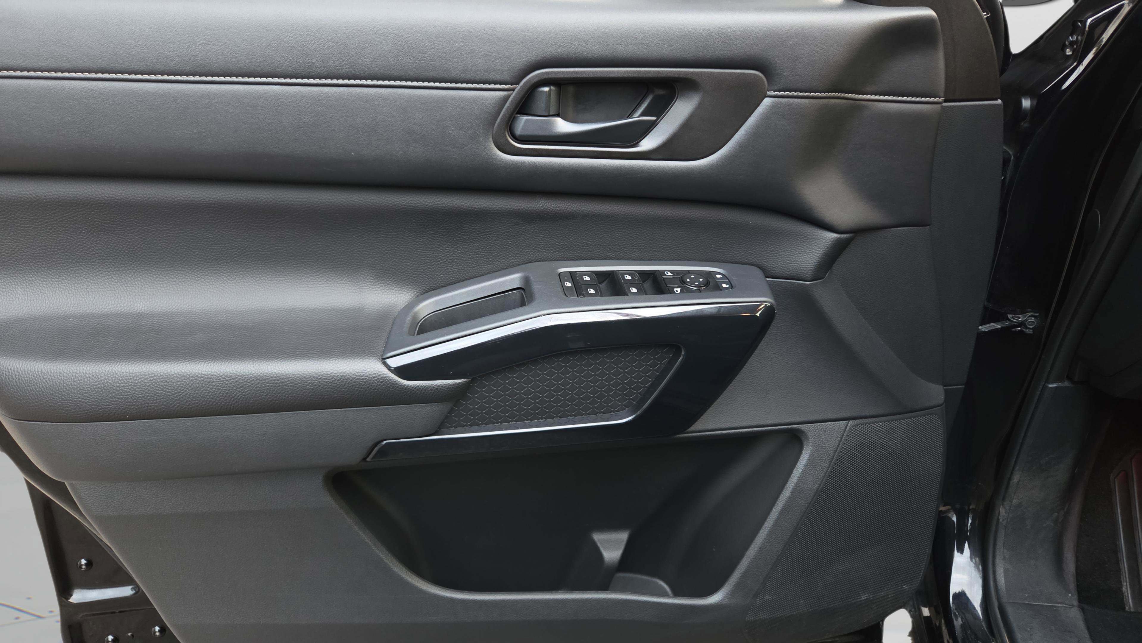 Used 2024 Nissan Pathfinder SV image 22