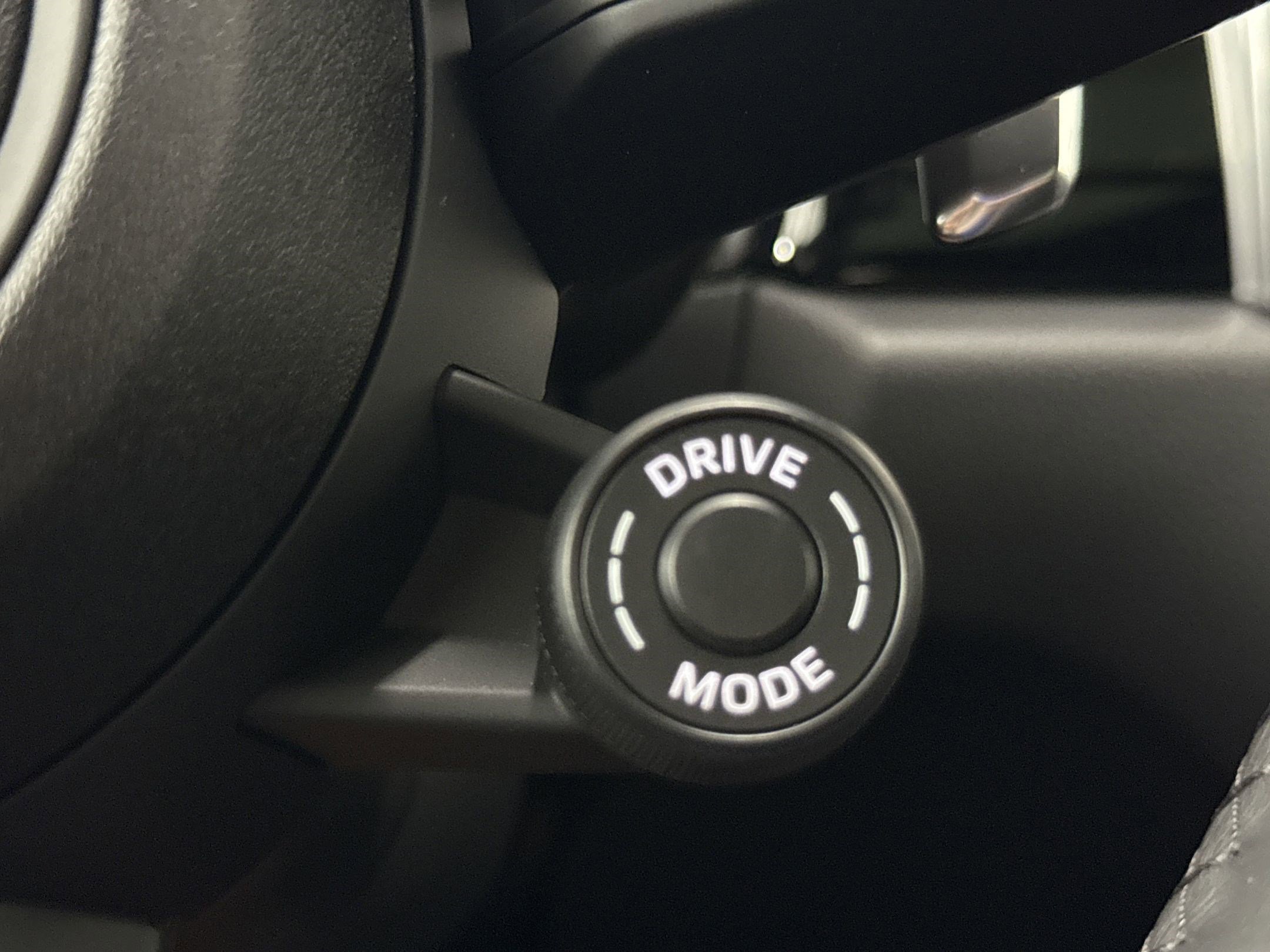 Used 2025 Porsche Macan Turbo image 25