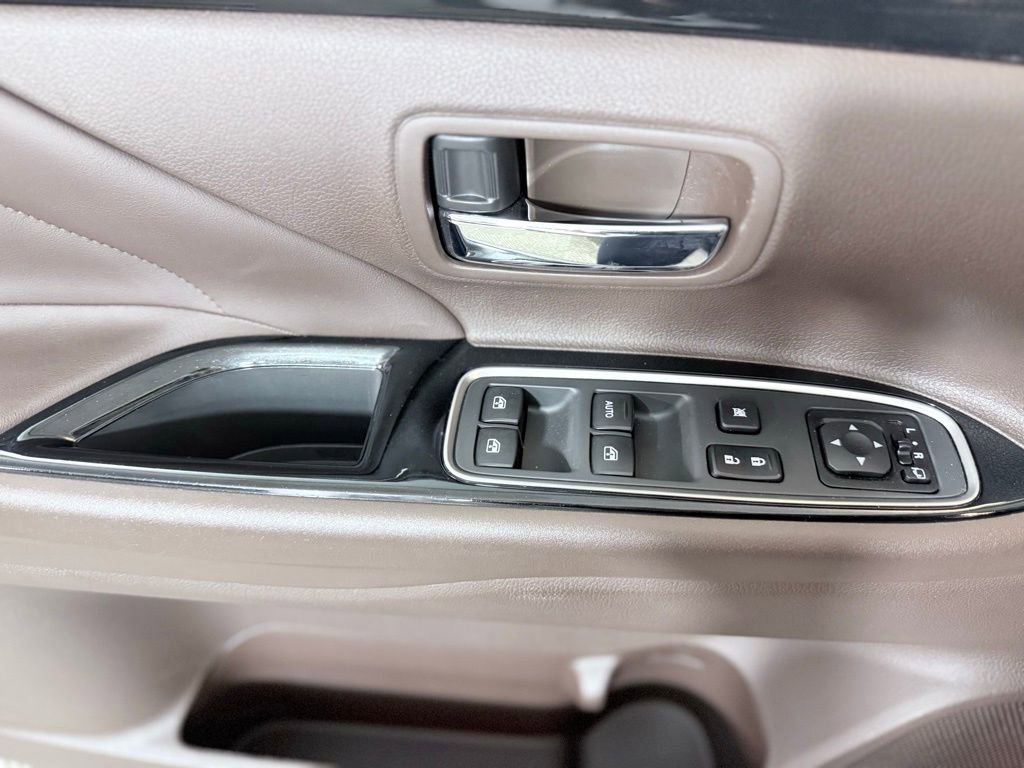 Used 2018 Mitsubishi Outlander SEL image 25