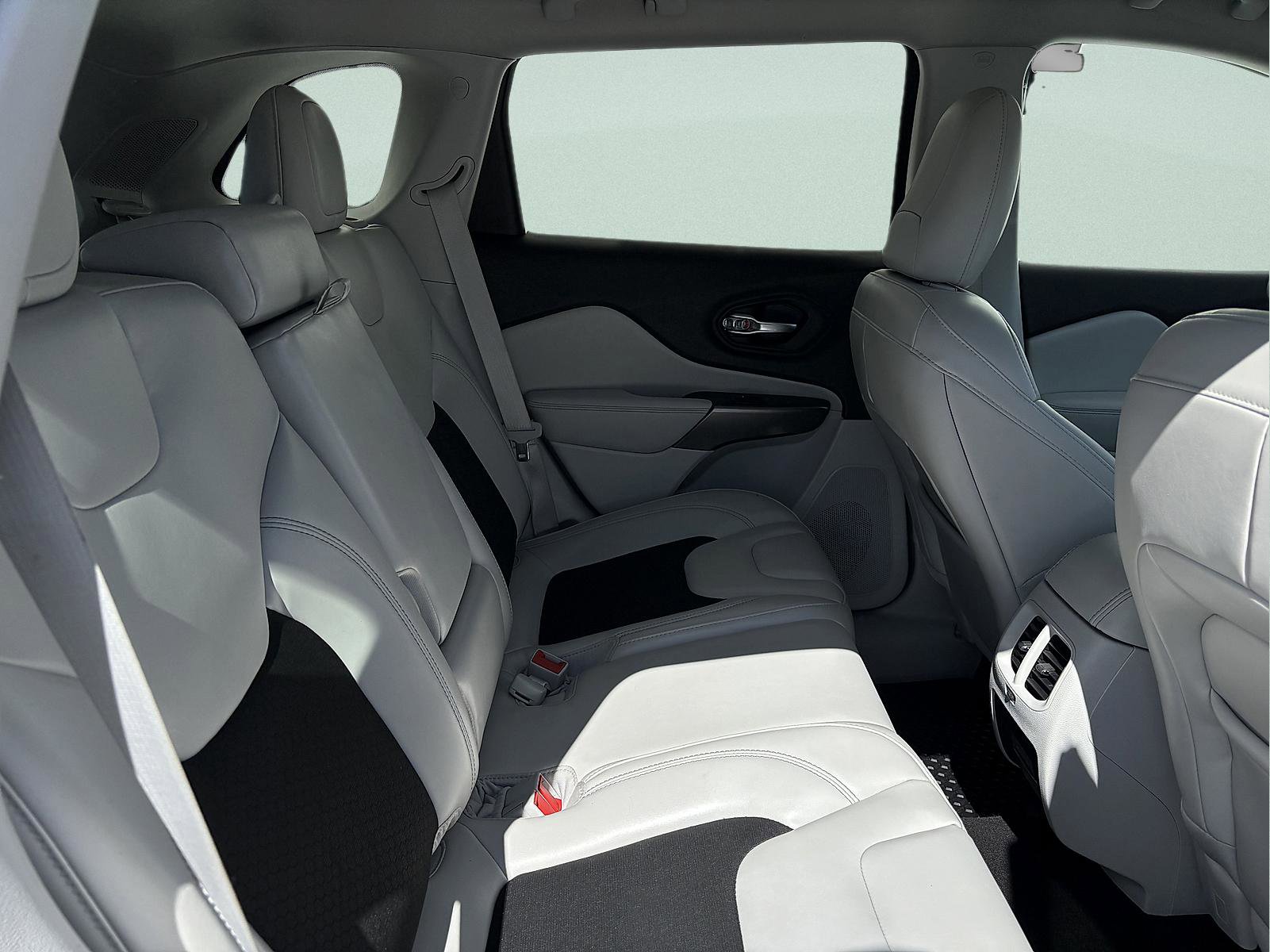 Used 2020 Jeep Cherokee Latitude Plus w/ Cold Weather Group AWD/4WD image 28