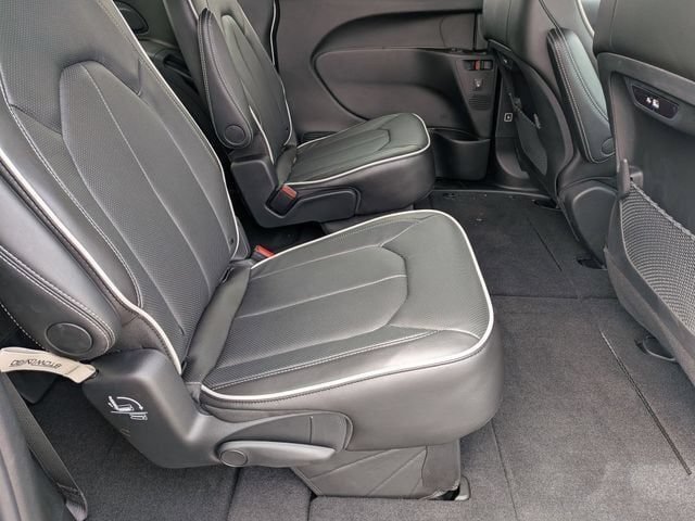 New 2027 Chrysler Pacifica Limited w/ Family Tech Group AWD/4WD image 31