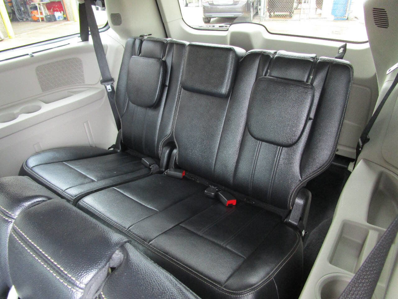 Used 2015 Chrysler Town & Country Touring image 17