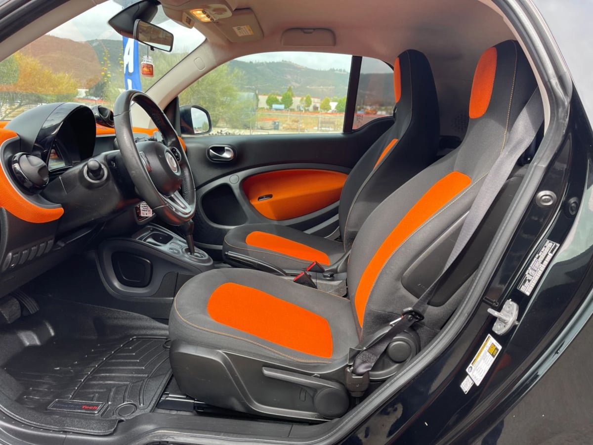Used 2016 smart fortwo pure RWD image 18