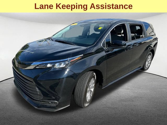 Used 2026 Toyota Sienna LE FWD image 5