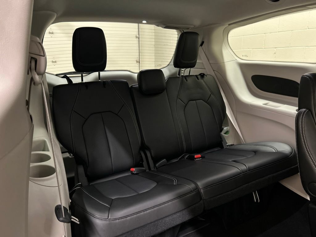 Used 2024 Chrysler Pacifica Touring-L FWD image 10