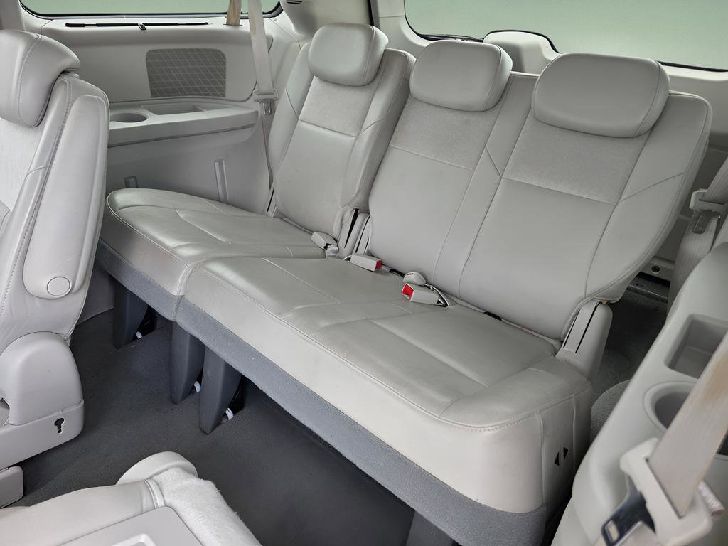 Used 2009 Chrysler Town & Country Limited w/ Entertainment Group #3 FWD image 16
