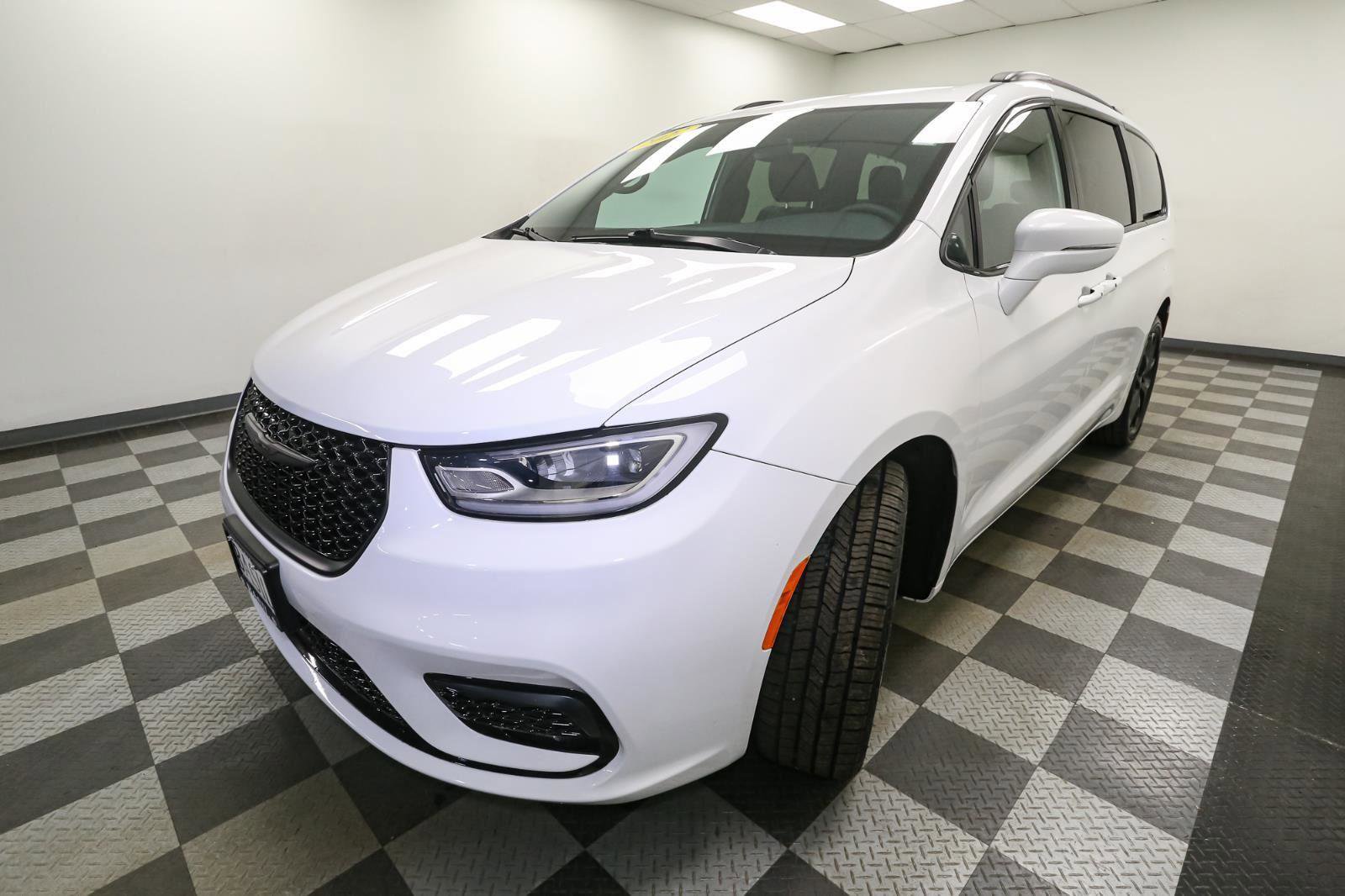 Used 2022 Chrysler Pacifica Touring-L w/ S Appearance Package image 4