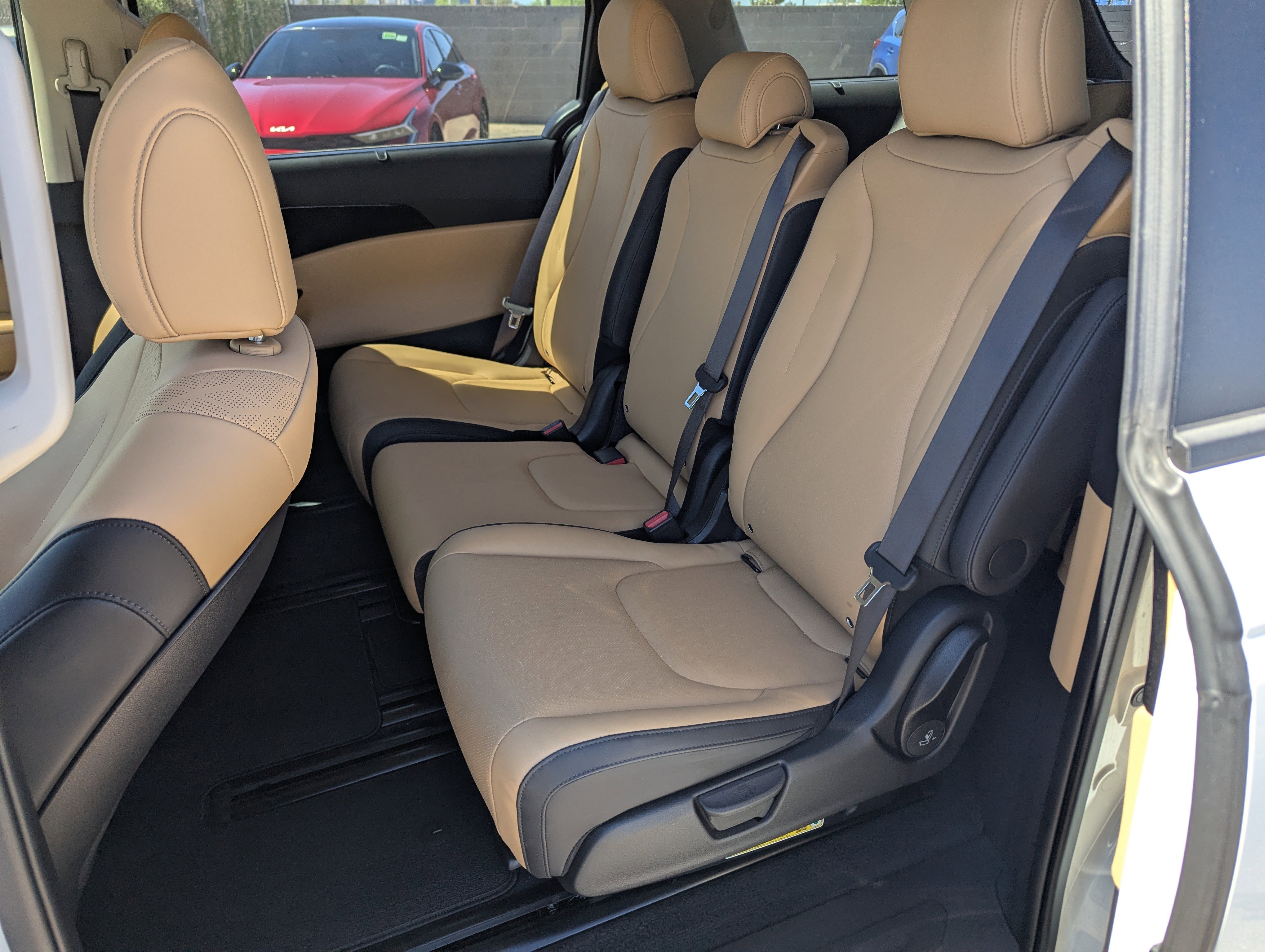 Certified 2024 Kia Carnival EX image 8