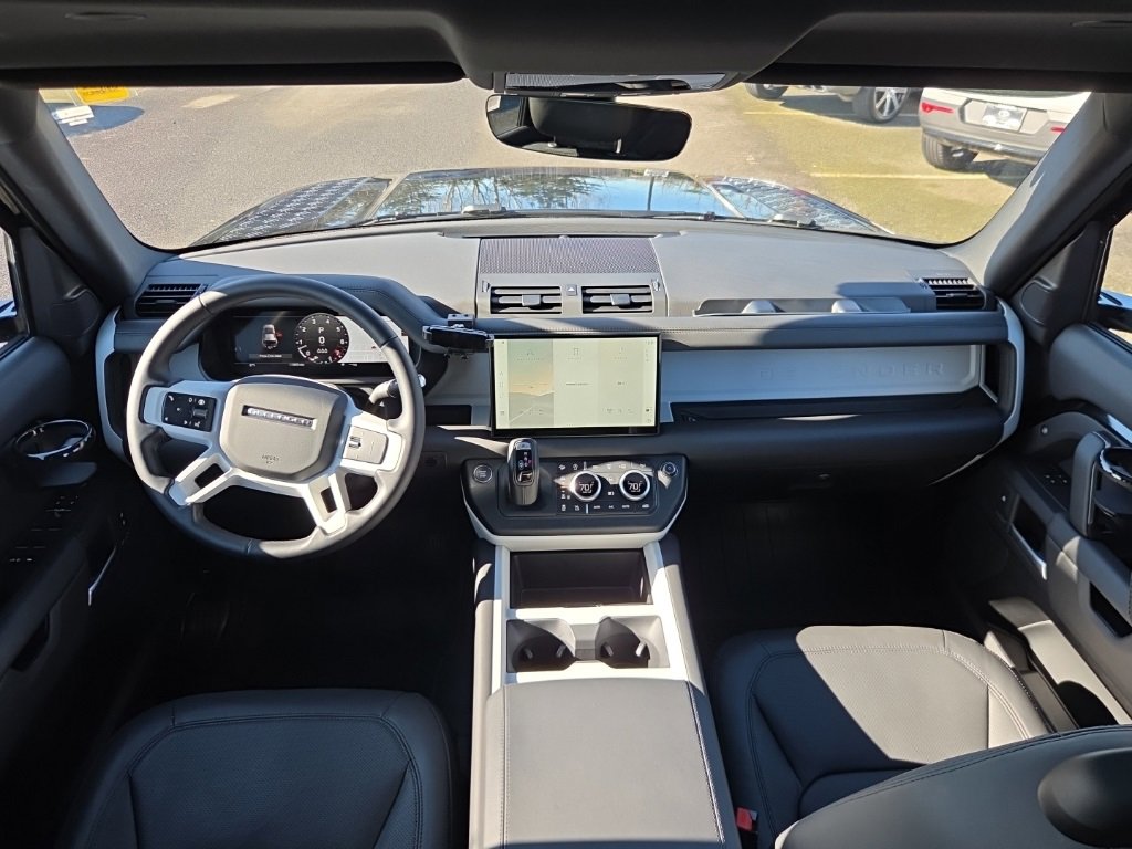 Used 2025 Land Rover Defender 110 X-Dynamic SE image 22